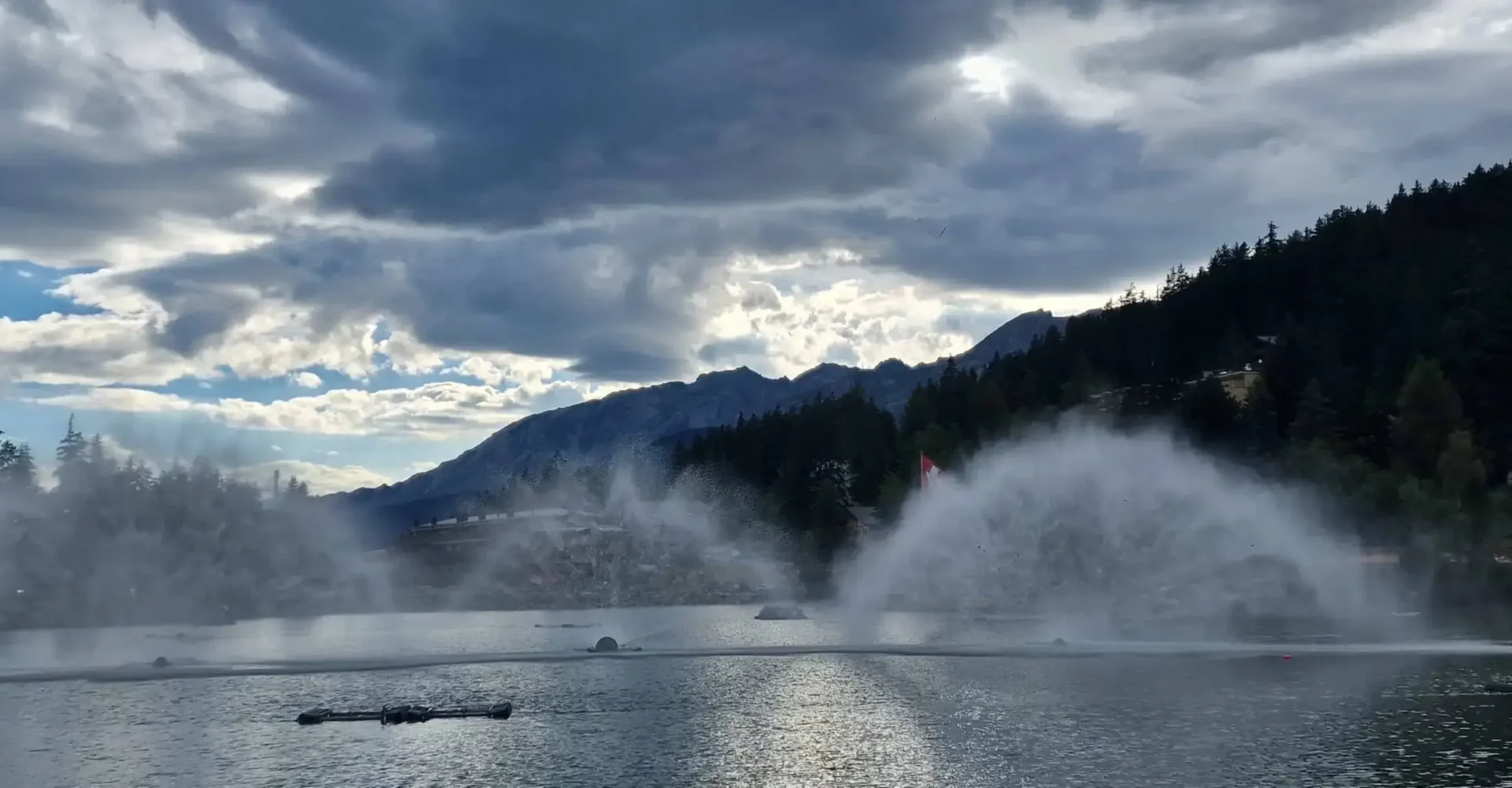 C'est une image constitué de 3 écrans d'eau à la lumière du jour