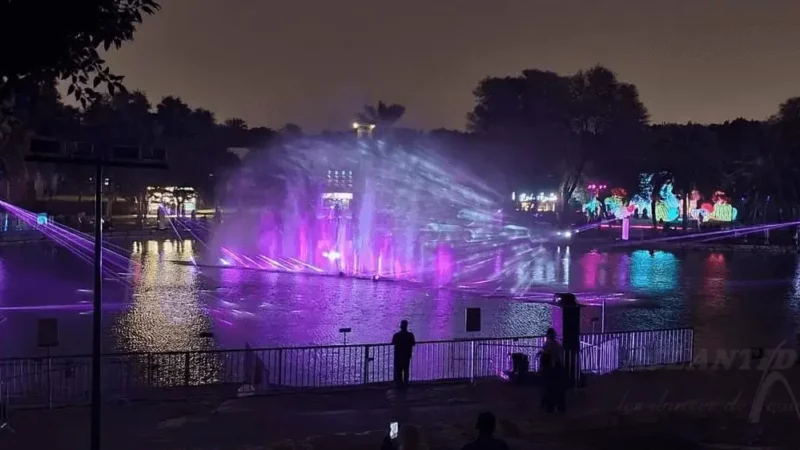 Projection de couleur violette lors d'un spectacle sur un écran d'eau