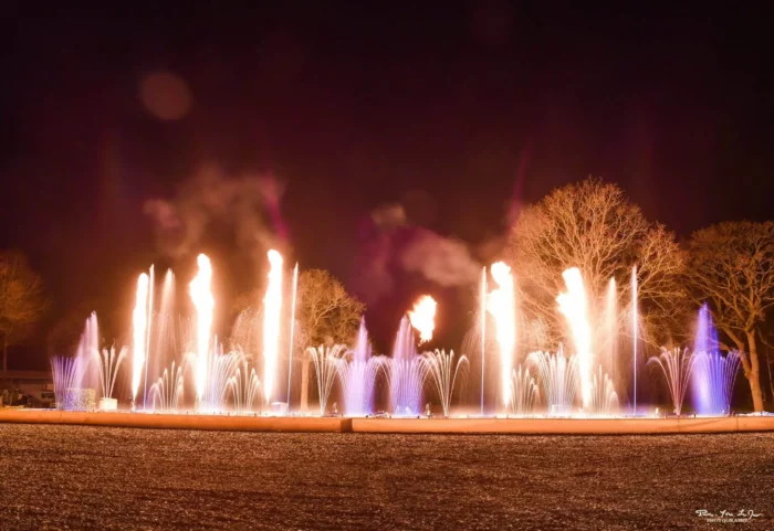 C'est une façade de fontaines dansantes avec des flammes