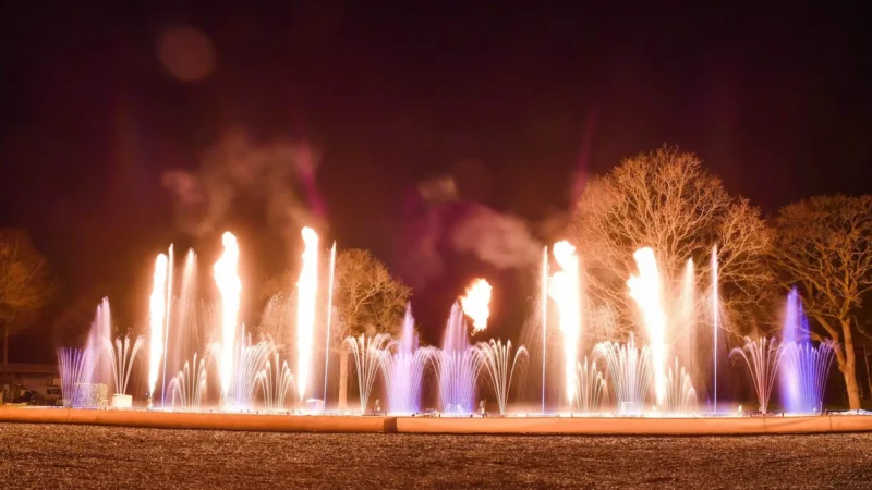 C'est une façade de fontaines dansantes avec des flammes
