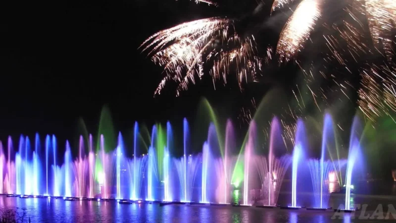 Une image d'une très grande façade de fontaines avec feux d'artifices